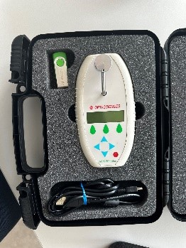 Portable analyzer for determining the concentration of anthocyanins