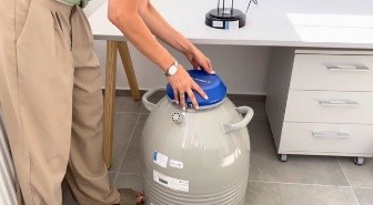 Liquid nitrogen storage vessel