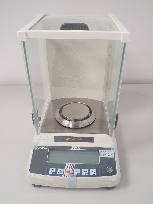 Analytical scale with 4 decimal places