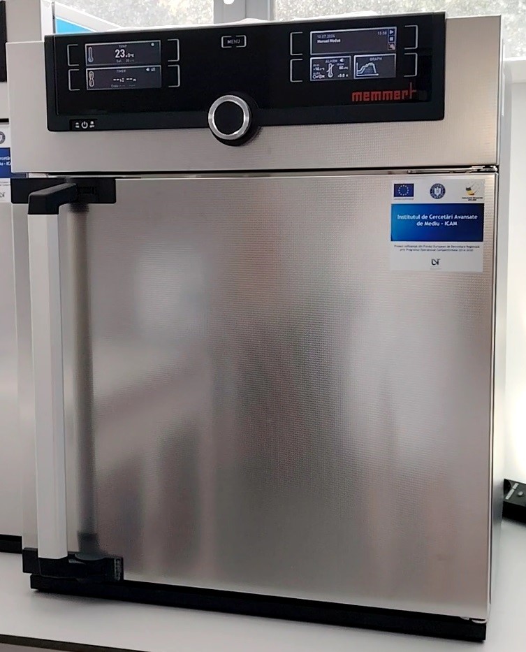 Temperature-adjustable oven for sample incubation