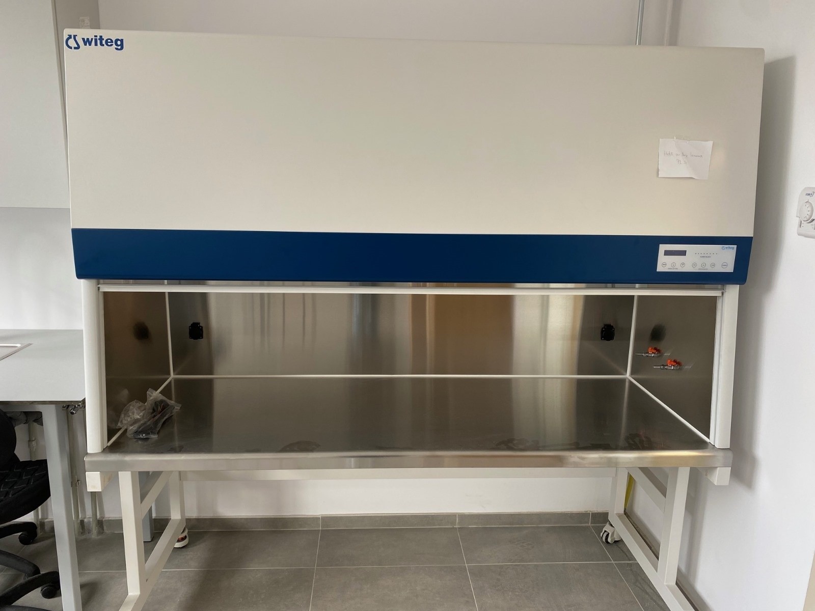 Laminar flow hood