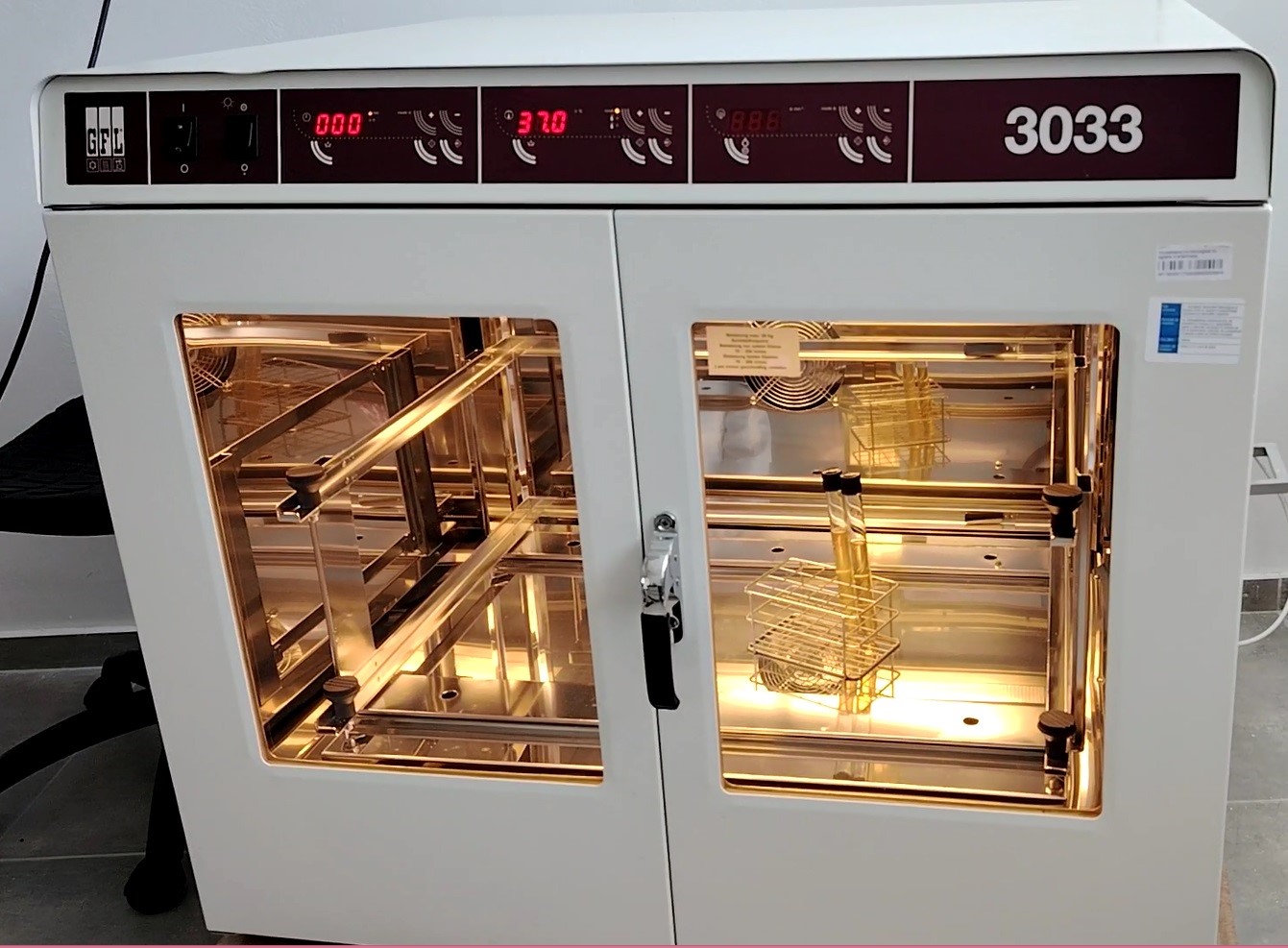 Microbiological incubator with stirring (for liquid cultures) in Erlenmeyer flasks, tubes and ELISA plates