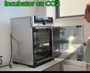 Incubator with adjustable Co2