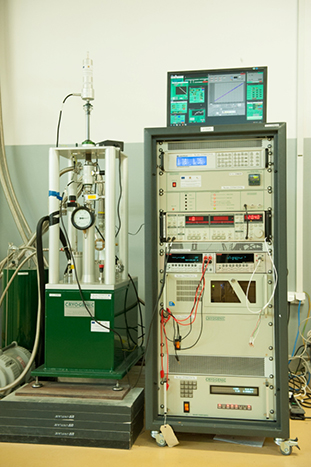 Automatic criogenic system with closed helium circuit for measurement of electrical and magnetical properties of materials at high and low temperatures mini VSM 7T CRYOGENIC